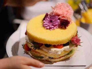 12、#春日烘焙教室#裸蛋糕,鲜花装饰；