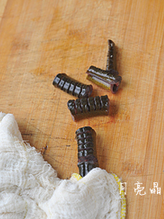 2、酱烧黄鳝,用干净的抹布，按住黄鳝，在其背上切横刀，再切成寸段。