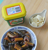 3、酱烧黄鳝,蒜头剥去外皮备用。