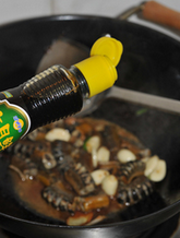 7、酱烧黄鳝,接着倒入一茶匙老抽和一茶匙生抽。