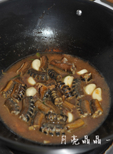 8、酱烧黄鳝,倒入一小碗水，大火煮开转小火。