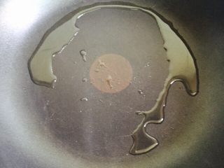 11、蚝油生菜,锅中加入适量花生油