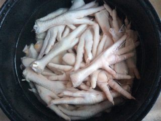 1、柠檬泡椒凤爪,凤爪用清水浸泡一会，清洗干净