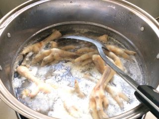 2、柠檬泡椒凤爪,放开水锅中焯一下，捞出冲洗干净