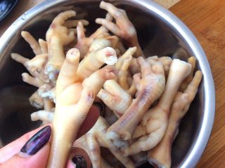 3、柠檬泡椒凤爪,去除凤爪脚尖，如图