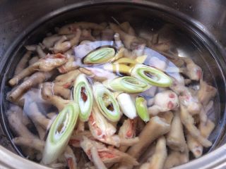 5、柠檬泡椒凤爪,凉水下锅，放葱姜，料酒，花椒，大料，锅开后煮10分钟