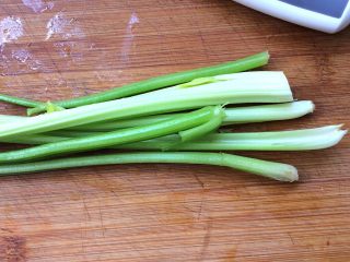 6、柠檬泡椒凤爪,芹菜洗净