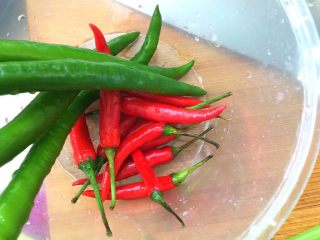 7、柠檬泡椒凤爪,红绿辣椒洗净
