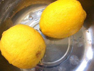 8、柠檬泡椒凤爪,柠檬情洗干净