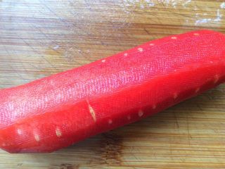 9、柠檬泡椒凤爪,胡萝卜洗净去皮