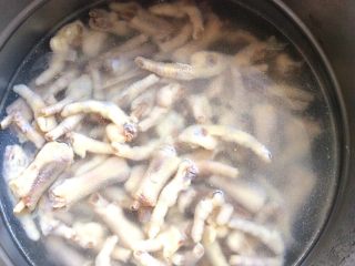 10、柠檬泡椒凤爪,凤爪煮好，用凉水冲洗干净