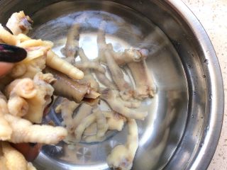11、柠檬泡椒凤爪,泡入冰水中，我用的是凉开水在冰箱中冷藏两个小时