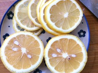 13、柠檬泡椒凤爪,把柠檬一个切片，一个切两半备用