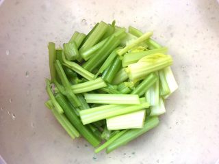 15、柠檬泡椒凤爪,芹菜切段