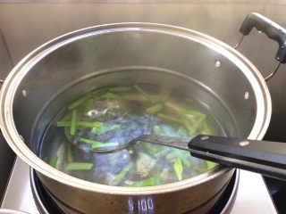 17、柠檬泡椒凤爪,芹菜焯一下水捞出，过凉水，捞出沥干水分