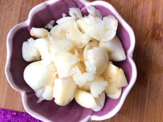 19、柠檬泡椒凤爪,蒜拍碎备用