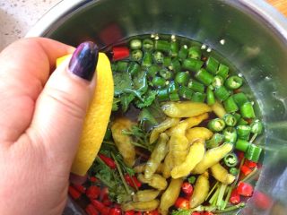 22、柠檬泡椒凤爪,挤入柠檬汁