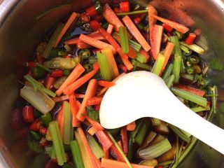 23、柠檬泡椒凤爪,放芹菜，胡萝卜拌均匀