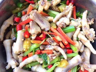 24、柠檬泡椒凤爪,倒入凤爪拌均匀