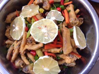 25、柠檬泡椒凤爪,放入去皮的柠檬片