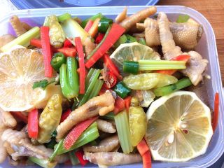 26、柠檬泡椒凤爪,装入封闭的容器中，入冰箱冷藏一夜