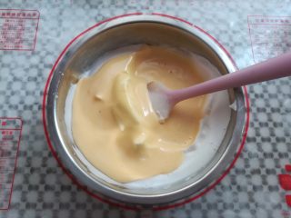 11、草莓蛋糕盒子, 把蛋黄糊倒回装有蛋白的盆里,继续同样手法翻拌均匀