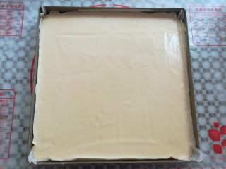 13、草莓蛋糕盒子,蛋糕糊倒入铺了油纸的烤盘里,依靠面糊的流动性流向四周,高出的蛋糕糊用刮板刮平一点,有大气泡的地方用牙签划一下