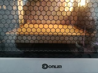 14、草莓蛋糕盒子,烤盘放入烤箱底层,上火120度,下火170度烤20分钟