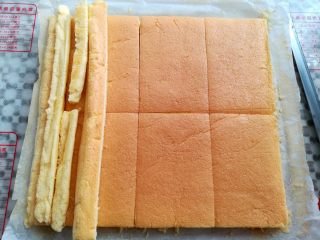 16、草莓蛋糕盒子, 按照蛋糕盒子的尺寸切出大小合适的蛋糕块(我用的709ml的塑料蛋糕盒子,一个金盘蛋糕胚可以做3盒)