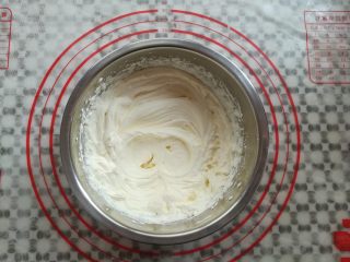 20、草莓蛋糕盒子,淡奶油打发到出现硬性花纹就可以了