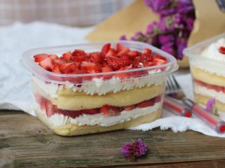 26、草莓蛋糕盒子,好吃的草莓蛋糕盒子就做好了,用的动物性奶油,吃起来一点都不腻