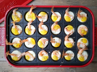 13、虾扯蛋,最后撒上一层海苔碎即可。