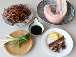 1、黄花菜扣肉,准备好所需食材；