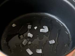 3、黄花菜扣肉,锅内放适量的色拉油，放几块冰糖，稍微变成焦黄色时，