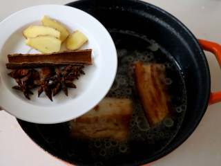 5、黄花菜扣肉,放入姜、桂皮、八角；