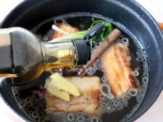 6、黄花菜扣肉,放入适量老抽；