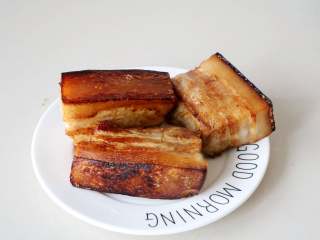 10、黄花菜扣肉,放入油锅炸至3面金黄色；