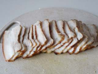 11、黄花菜扣肉,切成薄片；