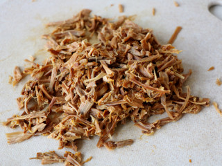 15、黄花菜扣肉,切碎；