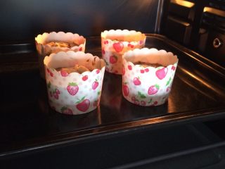 11、红枣低脂蛋糕,入预热好的烤箱中层，上下火180度，20分钟左右。