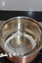 3、焦糖奶茶,不要动锅子，砂糖会在锅中慢慢融化。此时把牛奶加热（我用微波炉）。