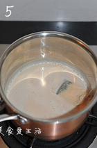 5、焦糖奶茶,此时倒入热的牛奶，同时放入红茶包，转中大火。