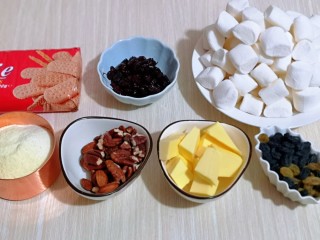 1、预热圣诞节  蔓越莓雪花酥,准备食材并称重。(所有食材可以增减)