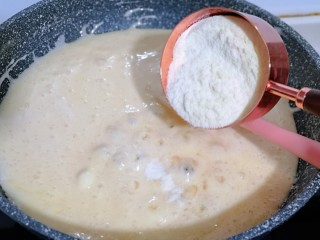 5、预热圣诞节  蔓越莓雪花酥,加入奶粉，快速搅拌均匀。(奶粉没有什么特殊要求，我用的是儿童奶粉)