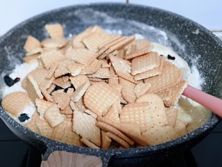 7、预热圣诞节  蔓越莓雪花酥,倒入饼干。(提前将饼干掰碎)