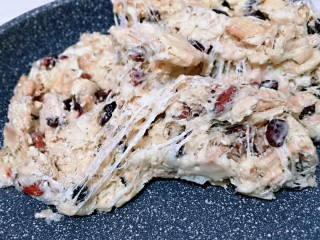 8、预热圣诞节  蔓越莓雪花酥,借助余温快速翻炒均匀。