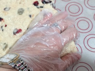 9、预热圣诞节  蔓越莓雪花酥,取戴上食品手套，可以用手揉揉，至均匀后再整形。