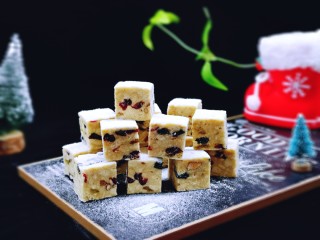 12、预热圣诞节  蔓越莓雪花酥,筛上一层糖粉，立刻节日气氛来啦！