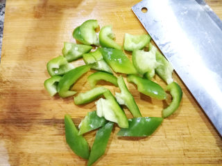 2、五彩虾仁,青椒洗净，切成块状，大小随意。