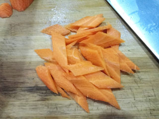 3、五彩虾仁,胡萝卜洗净，切成片状。